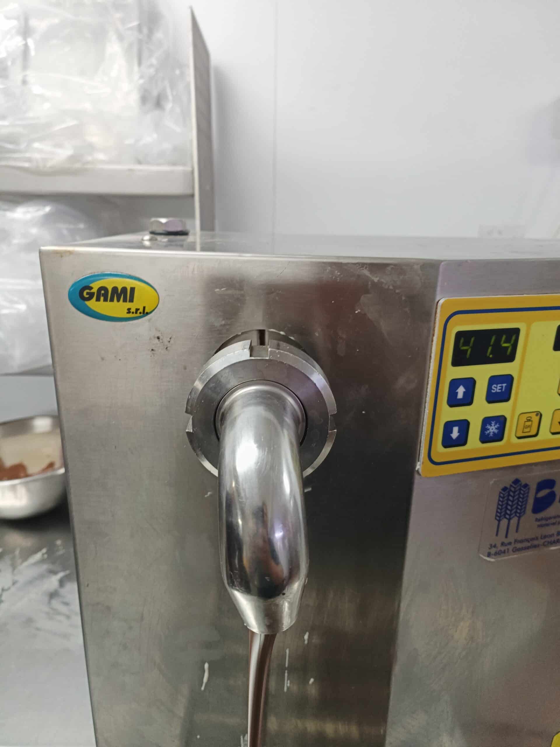 Machine GAMI en acier inoxydable versant du chocolat, écran numérique affichant 41.4 degrés.