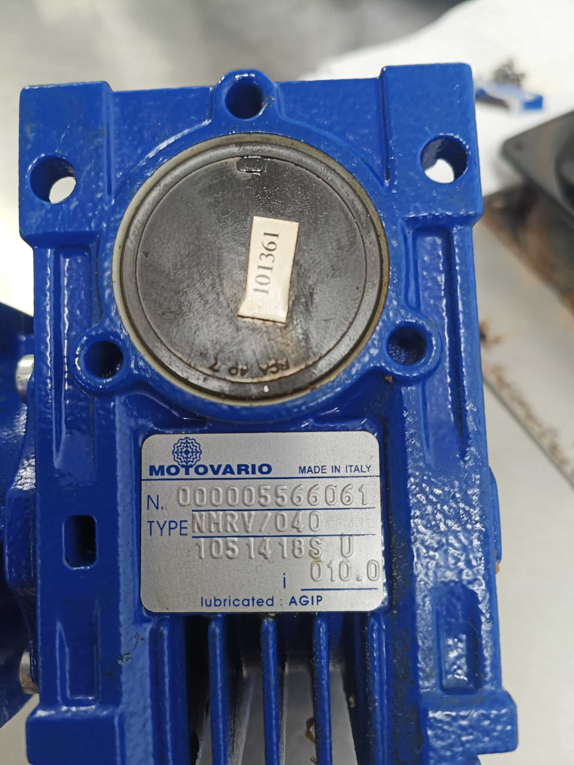Réducteur Motovario NMRV/040 bleu, fabriqué en Italie, numéro 000005566061, avec étiquette de lubrification AGIP.
